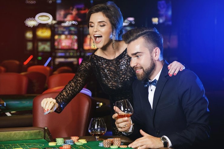 Chip roulette dengan berbagai denominasi di meja permainan